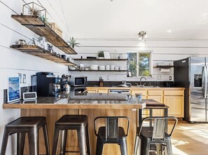 Fridge, microwave, oven, stovetop - High Alpine Lodge🍃Stunning views of Pikes Peek🏔️Hot Tub♨️Garage🚙4 Bedrooms🛏️ (Fairplay)