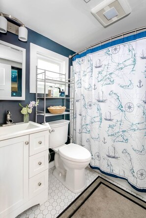 Badewanne, Haartrockner, Handtücher