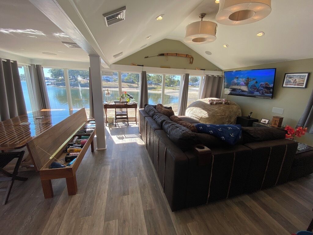 Télévision, cheminée, baby-foot, table de tennis de table