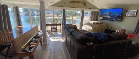 Télévision, cheminée, baby-foot, table de tennis de table