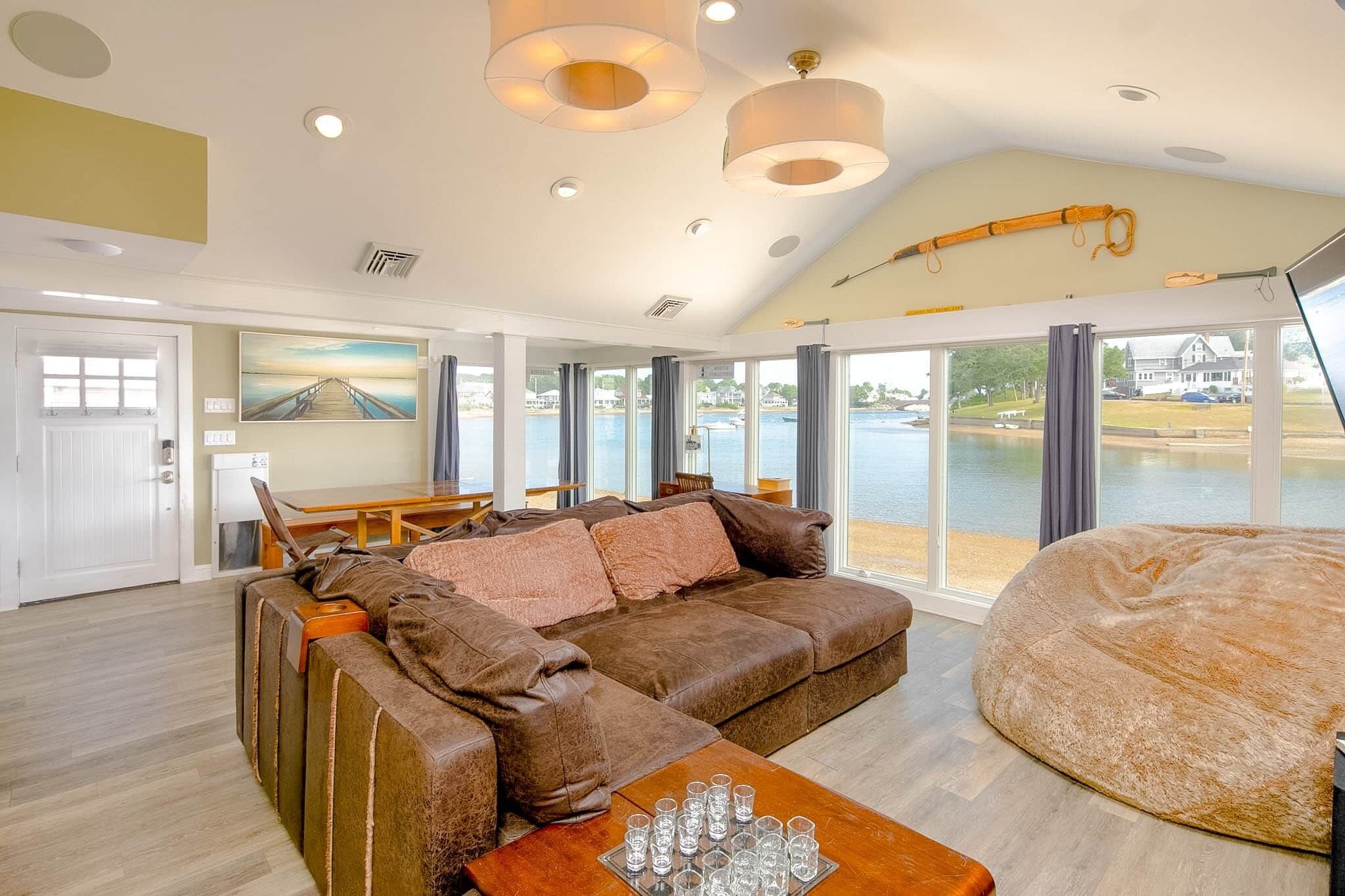 Televisie, een open haard, tafelvoetbal en een tafeltennistafel