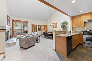 Interior - Beautiful 3 bdrm condo w/ vaulted ceilings, elegant woodwork, a cozy living room and Colorado décor. Shuttle access to Grand Hyatt Vail and amenities. (Vail)