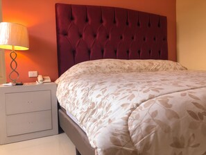 Chambre Confort double, 2 lits doubles | 1 chambre, coffre-fort, fer et planche à repasser