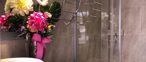 Deluxe Double Room, City View | Bathroom