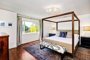 5 habitaciones, escritorio y tabla de planchar con plancha