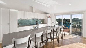 Micro-ondas, cooktop, lava-louças, cadeirão de bebê