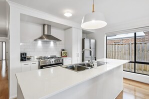 Fridge, microwave, oven, stovetop - Wiyn Escape: 3  BR, 2  BA House in Torquay, Sleeps 6 (Torquay)