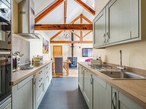 Oppvaskmaskin og høy barnestol