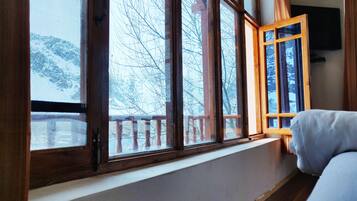 Familien-Ferienhaus, Flussblick | Betten mit Memory-Foam-Matratzen, individuell dekoriert