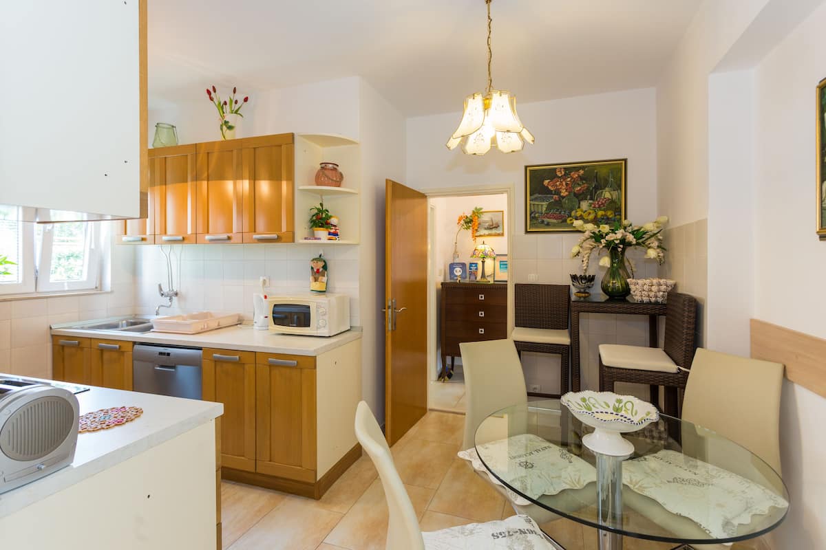 Habitación individual económica, baño compartido, vista al jardín | Servicio a la habitación
