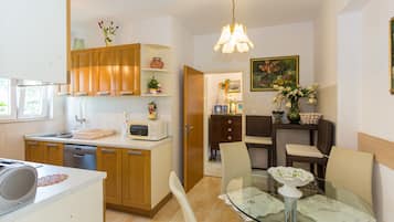 Economy Single Room, Shared Bathroom, Garden View | In-room dining