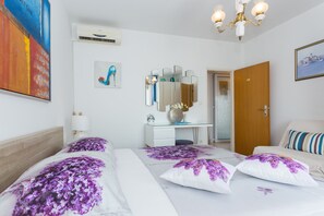 Economy Double Room, Sea View (1) | Individually decorated, individually furnished, desk, blackout curtains - Guesthouse S&L (Dubrovnik)