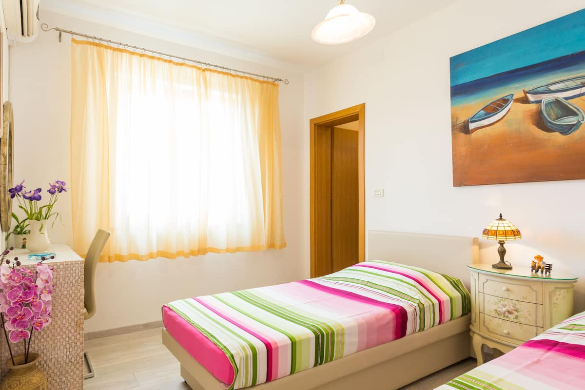 Habitación estándar con 1 cama matrimonial o 2 individuales (2) | Decoración personalizada, muebles diferentes y escritorio