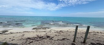 NUEVO ALQUILER !!! Conch Heaven es una casa de cuatro dormitorios en un canal con un muelle.