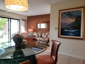 Smart-TV, Bücher, Stereoanlage