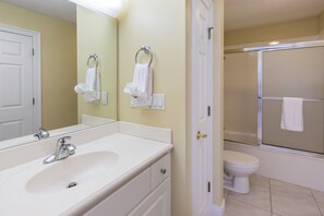 Combined shower/bathtub, towels