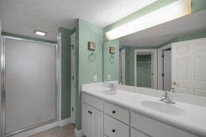 Ducha y bañera combinadas y toallas