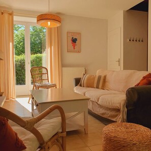 Flat-screen TV, DVD player - The Clairette de Gascogne, space and comfort (CONDOM)