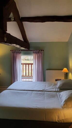 3 室のベッドルーム、アイロン / アイロン台、WiFi (無料)、ベッドシーツ