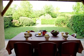 屋外ダイニングエリア