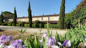 A building with a symmetrical facade, a gravel driveway, and neatly trimmed hedges. - The Clairette de Gascogne, space and comfort (CONDOM)