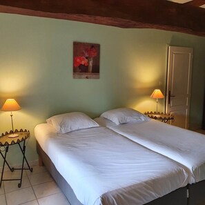 3 dormitorios, tabla de planchar con plancha, wifi gratis y ropa de cama