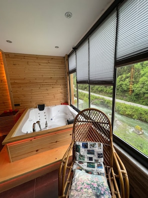 Honeymoon Double Room, River View | 2 bedrooms, premium bedding, Select Comfort beds, individually decorated - Hira Bungalov (Camlihemsin)