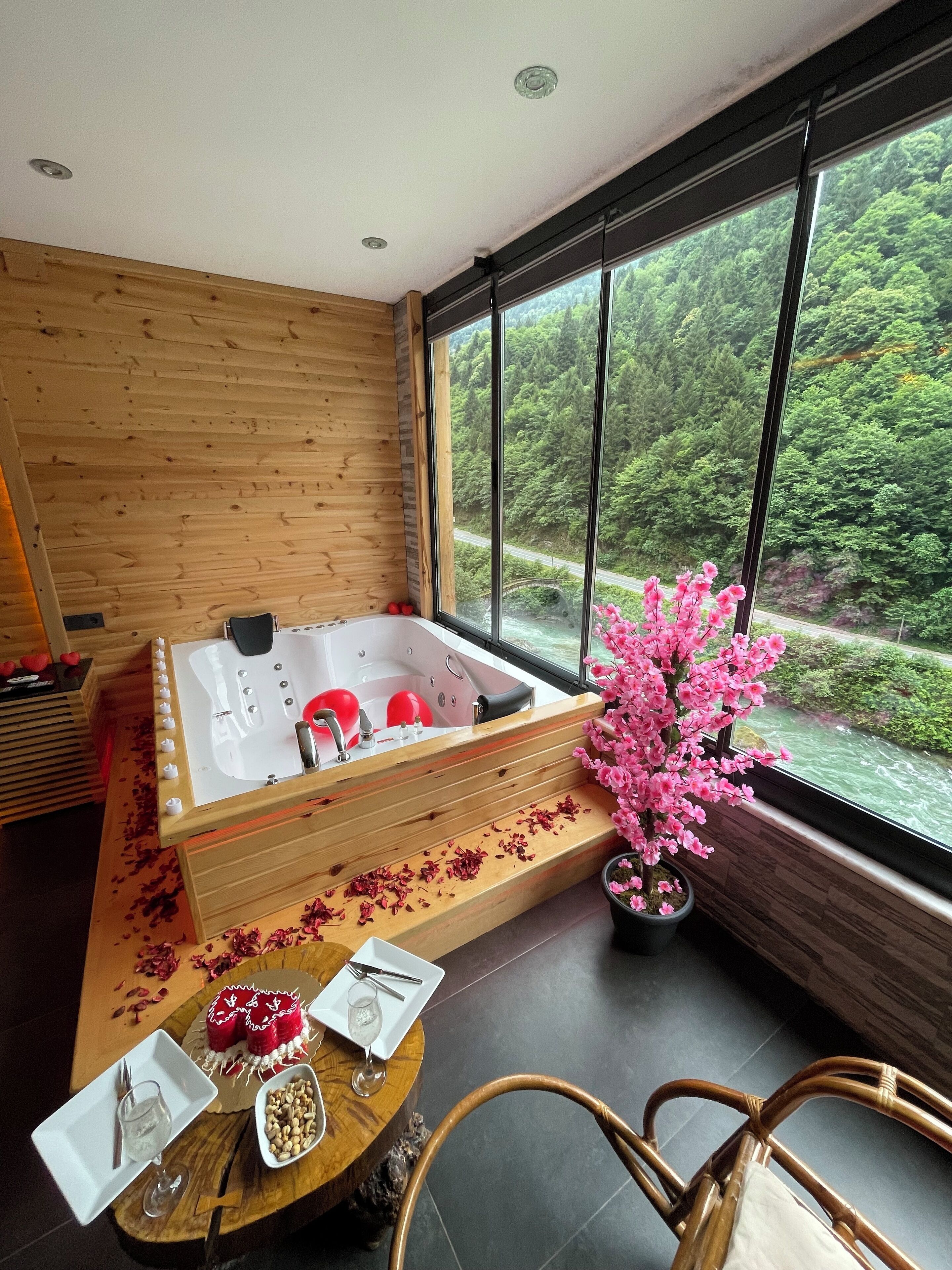 Honeymoon Double Room, River View | 2 bilik tidur, peralatan tempat tidur premium, katil Select Comfort 