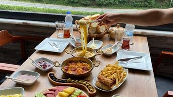 Free daily buffet breakfast