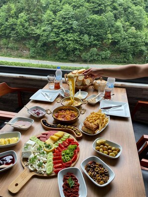 Buffet déjeuner gratuit tous les jours