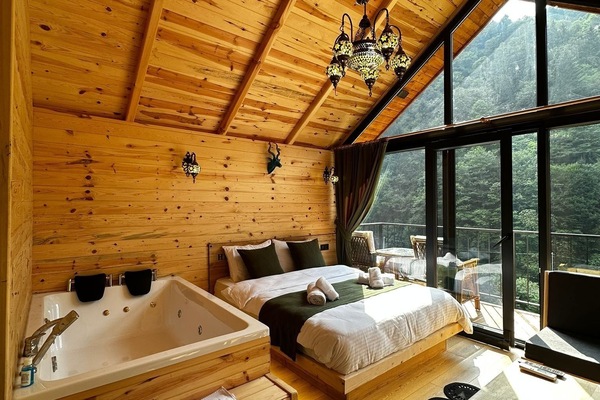 Romantic Tree House | 2 bedrooms, premium bedding, Select Comfort beds, individually decorated