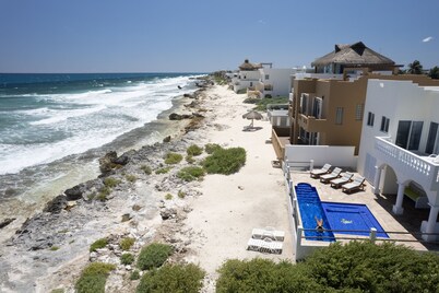  Ocean front villa located on the beach