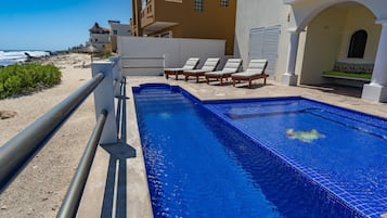 Een buitenzwembad, een verwarmd zwembad