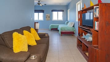 Een smart-tv en boeken