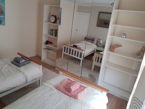 3 室のベッドルーム、デスク、アイロン / アイロン台、旅行用ベビーベッド