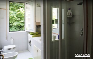 Douche, sèche-cheveux, bidet, serviettes fournies