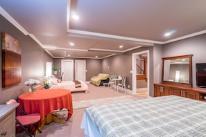 Family Room | 1 bedroom, premium bedding, desk, laptop workspace - Vancouver Yuelai Guesthouse (Coquitlam)