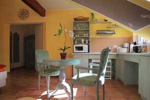 Refrigerador, microondas y periquera 