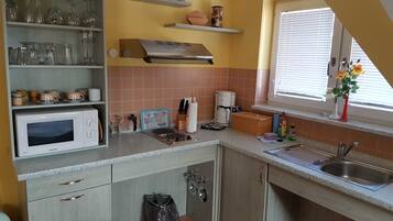Refrigerador, microondas y periquera