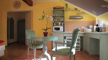 Geladeira, micro-ondas, cadeirão de bebê