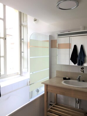 Baignoire, sèche-cheveux, serviettes fournies, savon