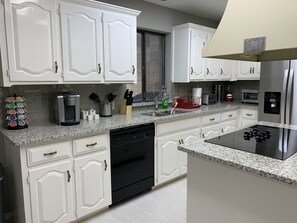 Kjøleskap, mikrobølgeovn, ovn og kokeplater