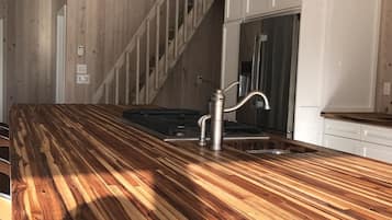 Køleskab, mikrobølgeovn, ovn, kogeplade