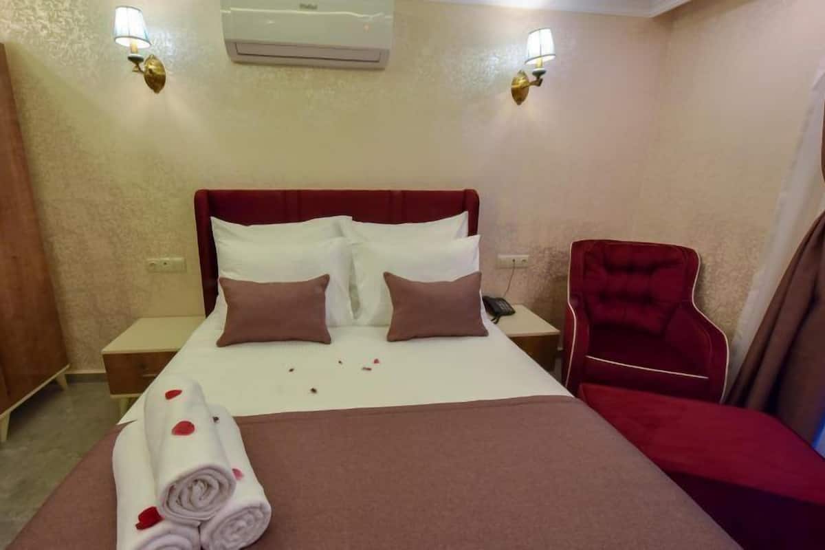 Chambre Standard Double ou avec lits jumeaux, 1 très grand lit, vue colline | Wi-Fi gratuit