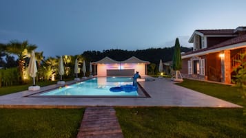 Kolam renang outdoor musiman