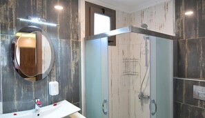 Standaard kamer, 1 twee- of 2 eenpersoonsbedden, 1 kingsize bed, uitzicht op heuvels | Badkamer | Een douche, gratis toiletartikelen, een haardroger, zeep