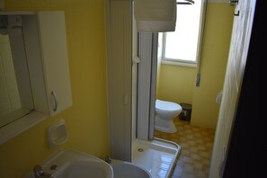 Douche, sĂšche-cheveux, bidet, savon