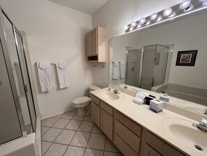 Combined shower/bathtub, towels