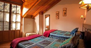 2 bedrooms, iron/ironing board, travel cot, free WiFi - Valdecarzana Apartments. Braña La Viciella Senda del Oso, 3 km from San Martin. (Teverga)