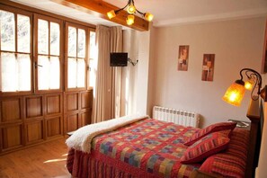 2 bedrooms, iron/ironing board, travel cot, free WiFi - Valdecarzana Apartments. Braña Charamaxil bear path. 3k from San Martin (Teverga)